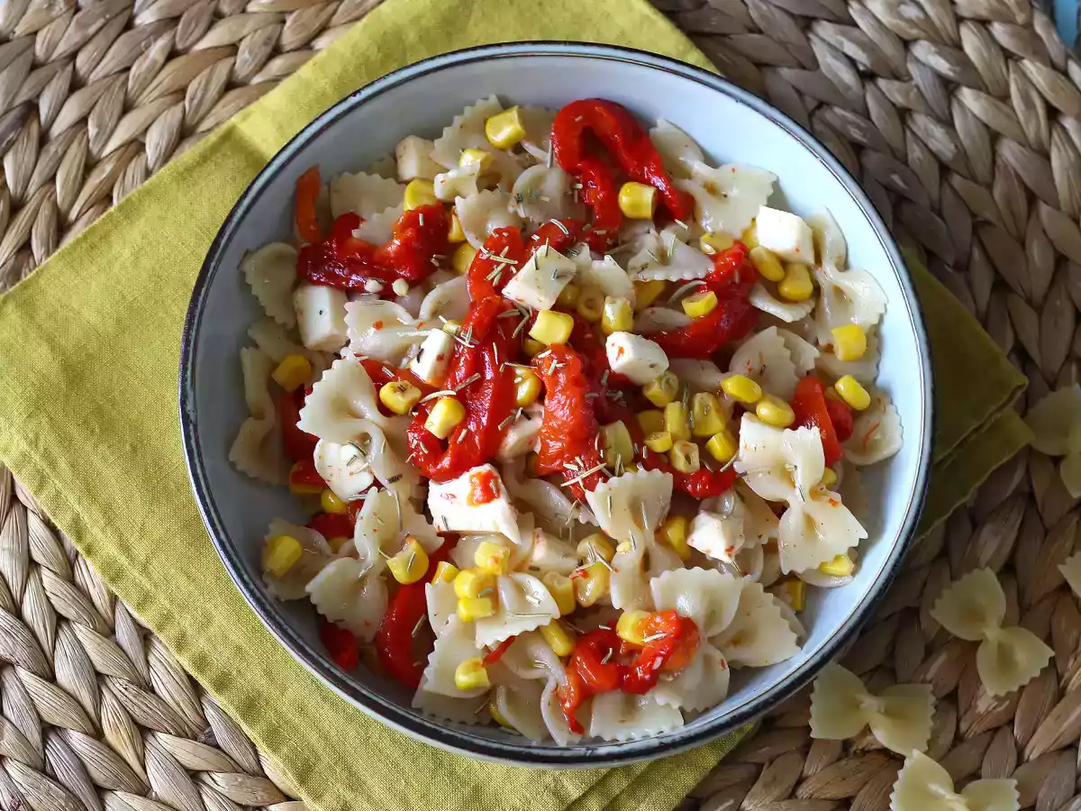 Salada de macarrão com pimento, milho e queijo mozzarella - foto 3