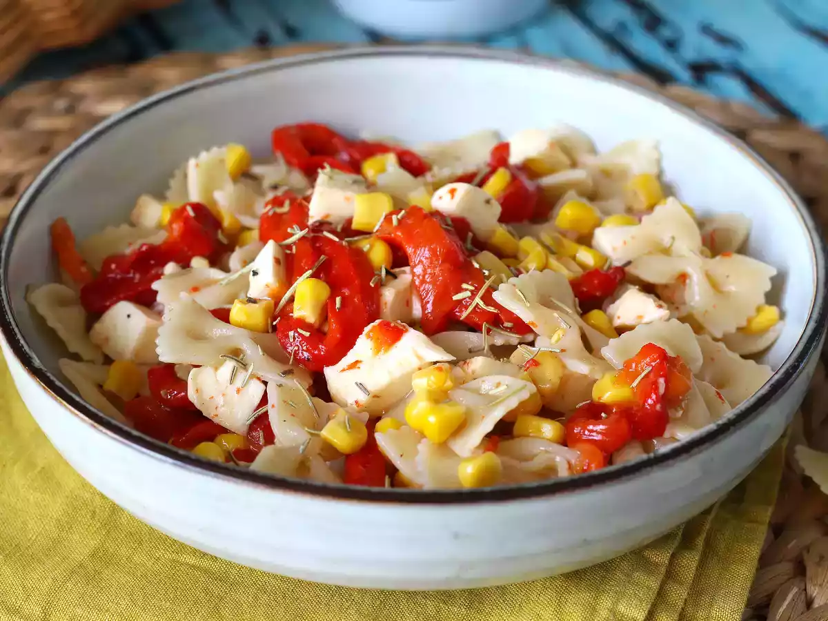 Salada de macarrão com pimento, milho e queijo mozzarella - foto 4
