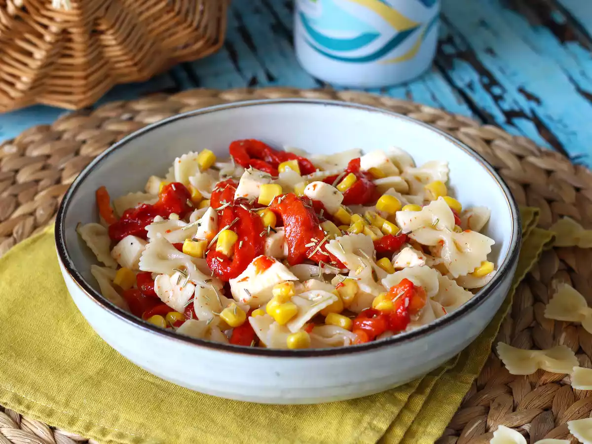 Salada de macarrão com pimento, milho e queijo mozzarella - foto 5