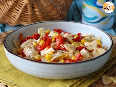 Salada de macarrão com pimento, milho e queijo mozzarella