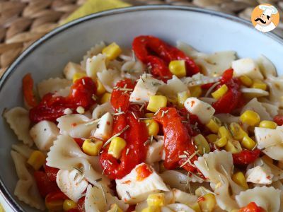 Salada de macarrão com pimento, milho e queijo mozzarella - foto 2