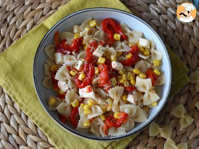 Salada de macarrão com pimento, milho e queijo mozzarella - foto 3