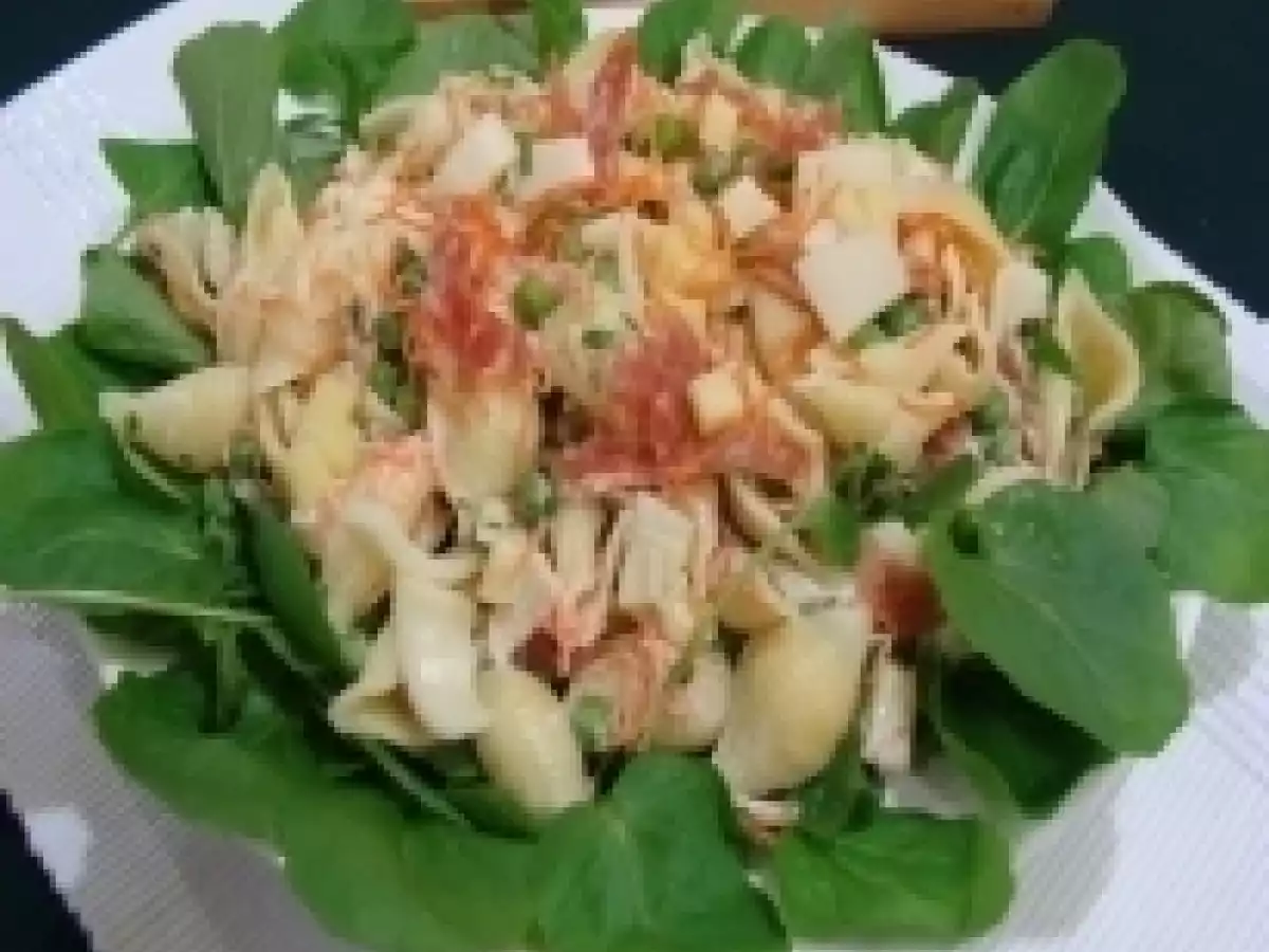 Salada de macarrão com rúcula ao vinagrete de laranja