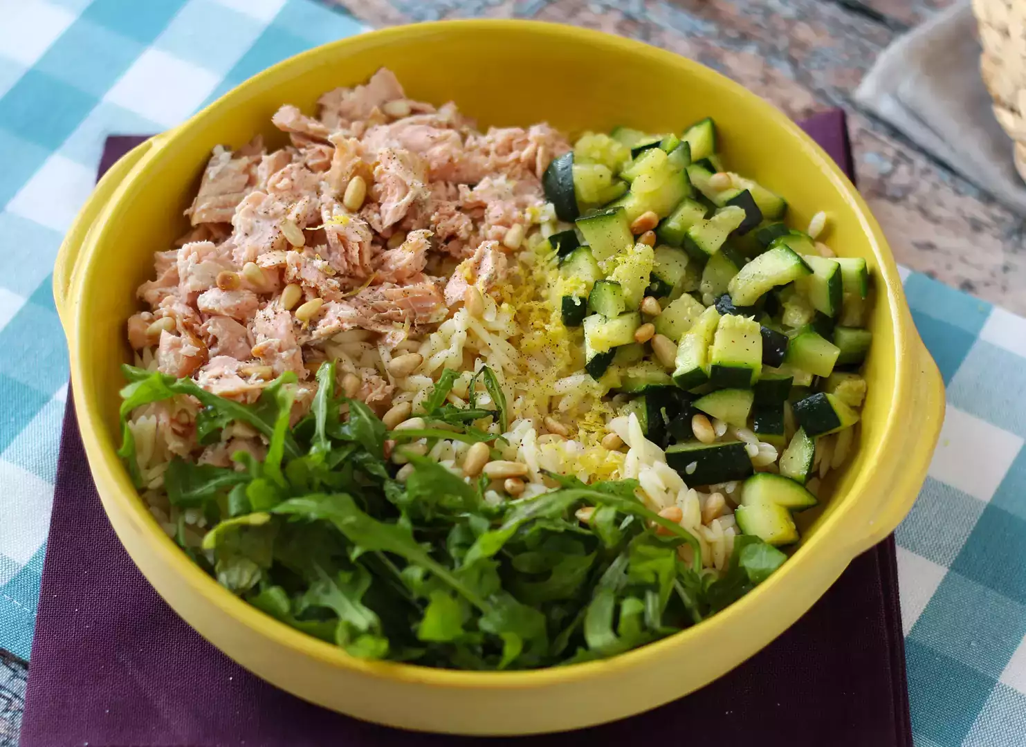 Salada de macarrão orzo com salmão e curgete (abobrinha)