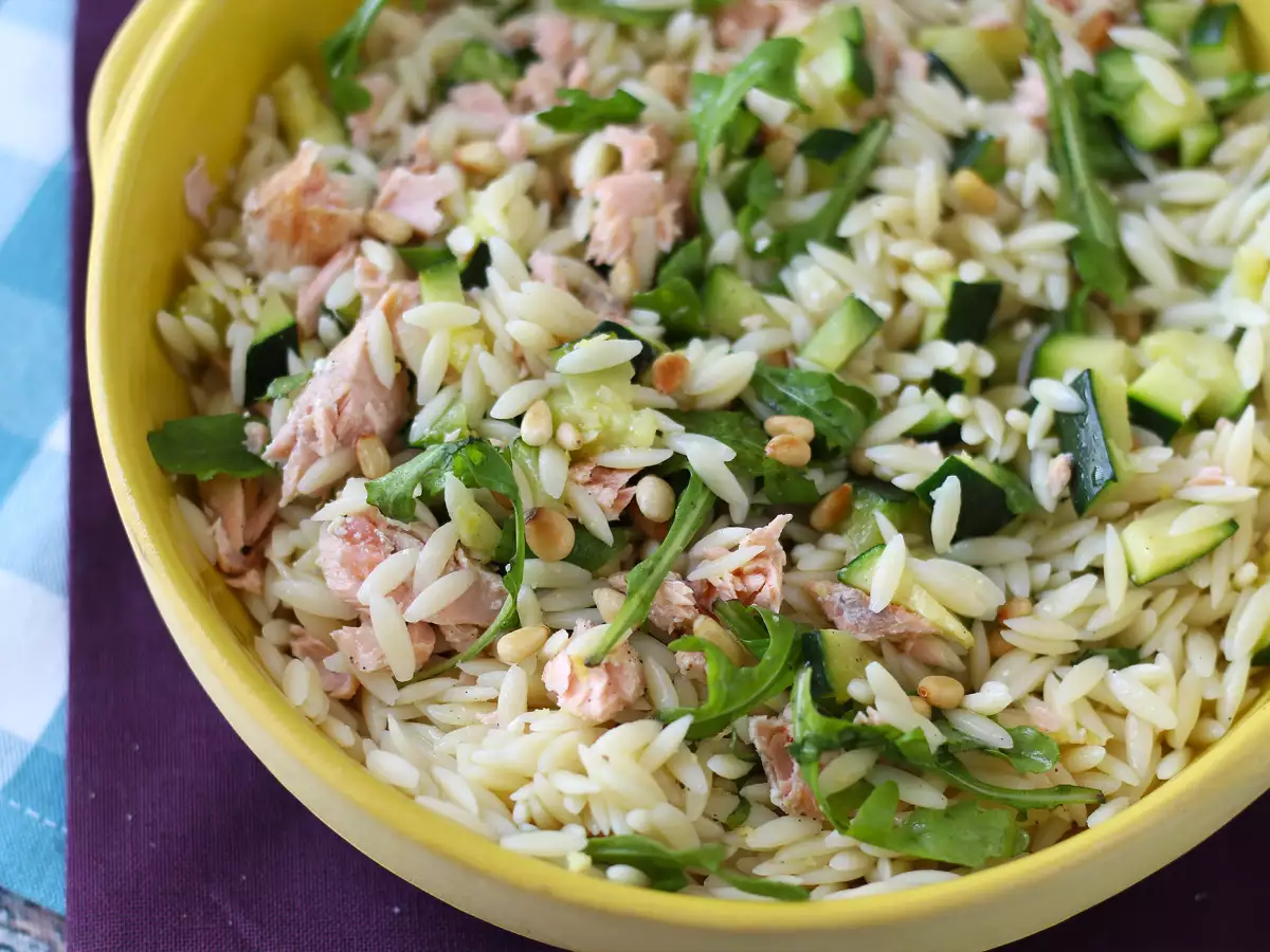 Salada de macarrão orzo com salmão e curgete (abobrinha) - foto 2