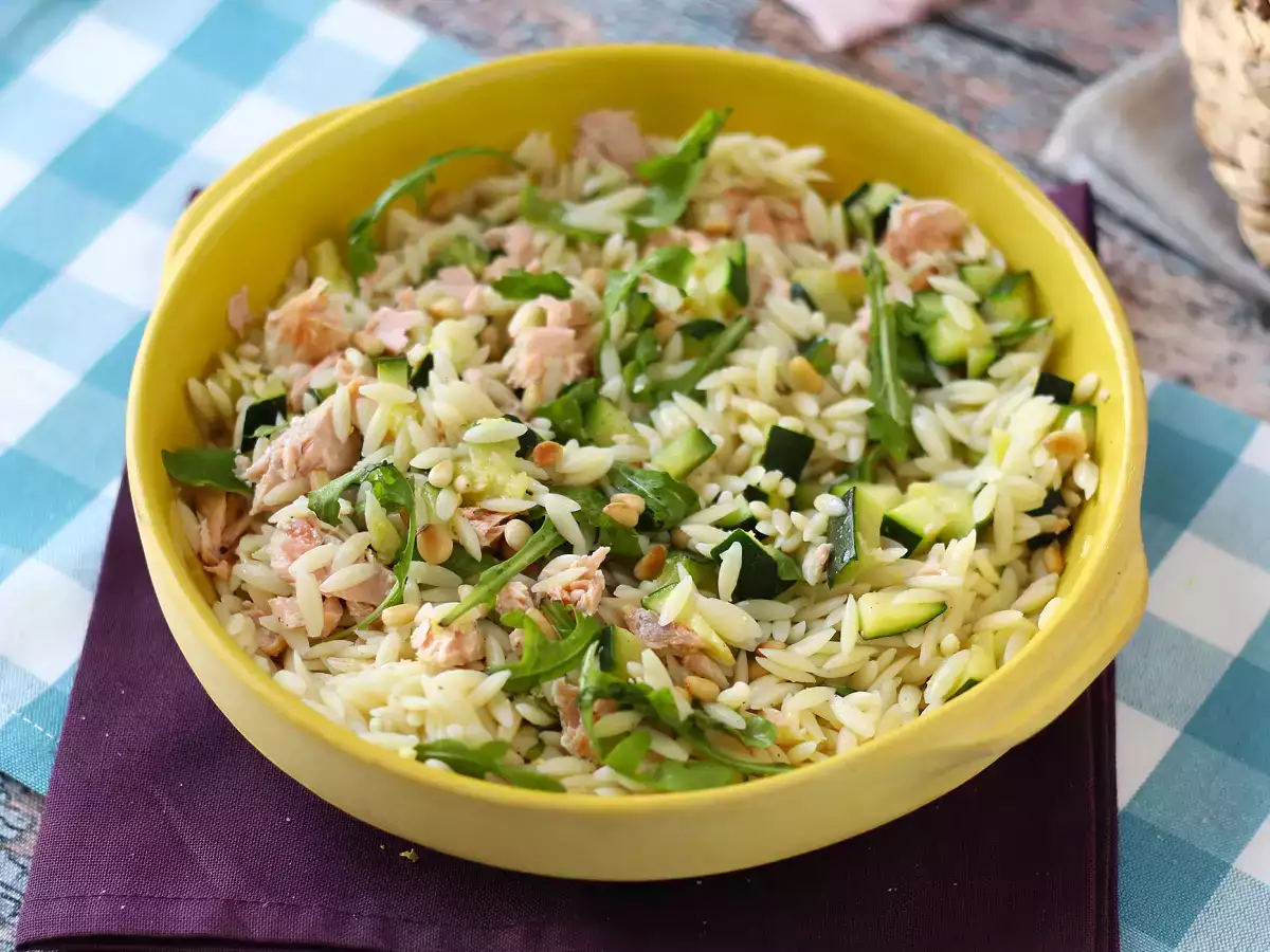 Salada de macarrão orzo com salmão e curgete (abobrinha) - foto 3