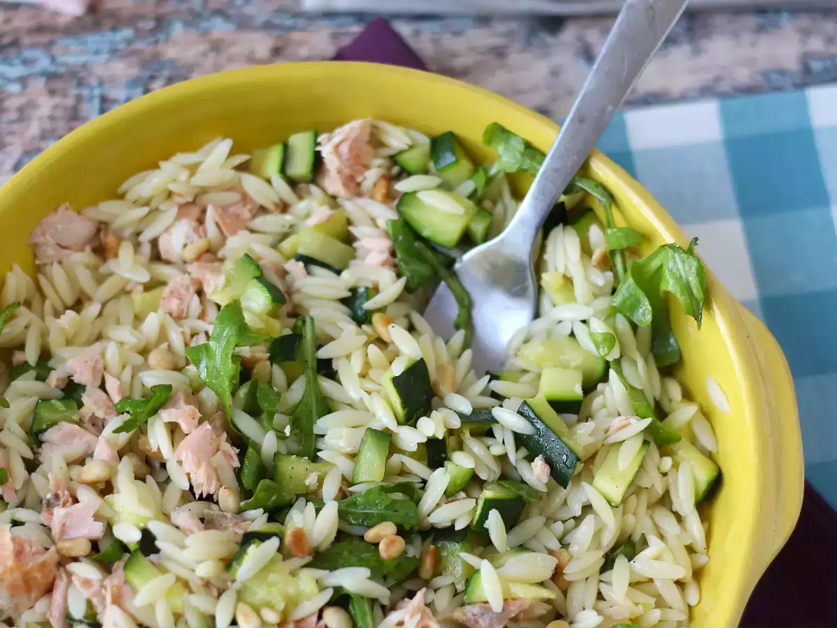 Salada de macarrão orzo com salmão e curgete (abobrinha) - foto 4