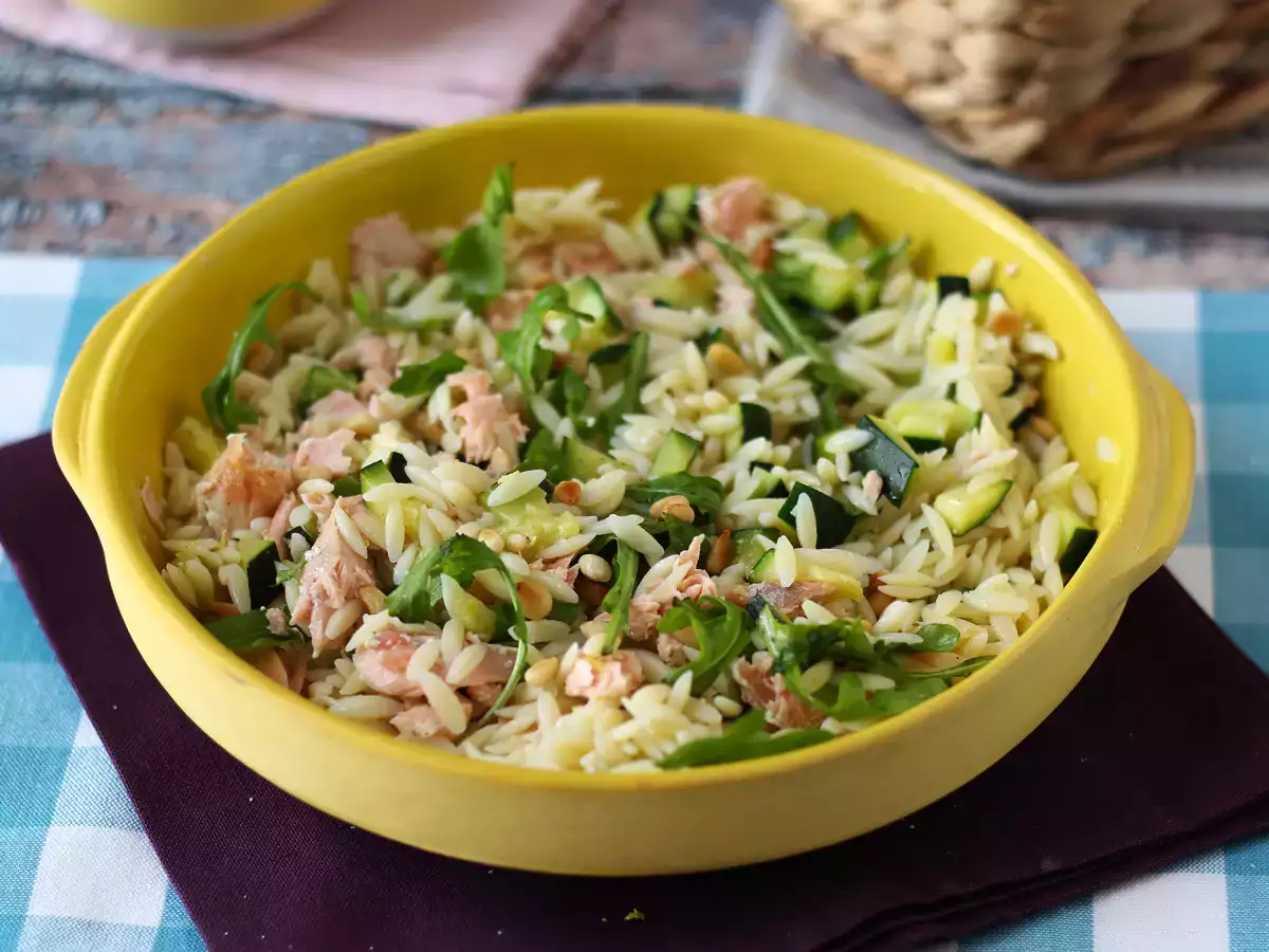 Salada de macarrão orzo com salmão e curgete (abobrinha) - foto 5