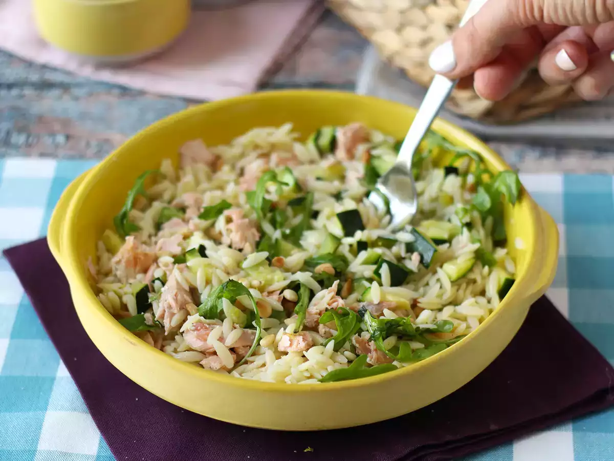Salada de macarrão orzo com salmão e curgete (abobrinha) - foto 7