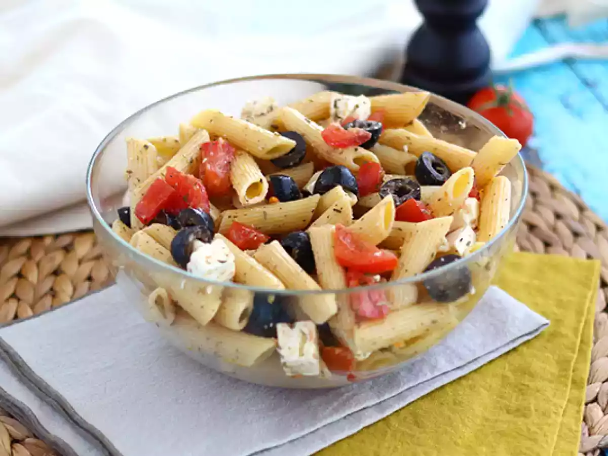 Salada de macarrão (tomate, feta e azeitonas)