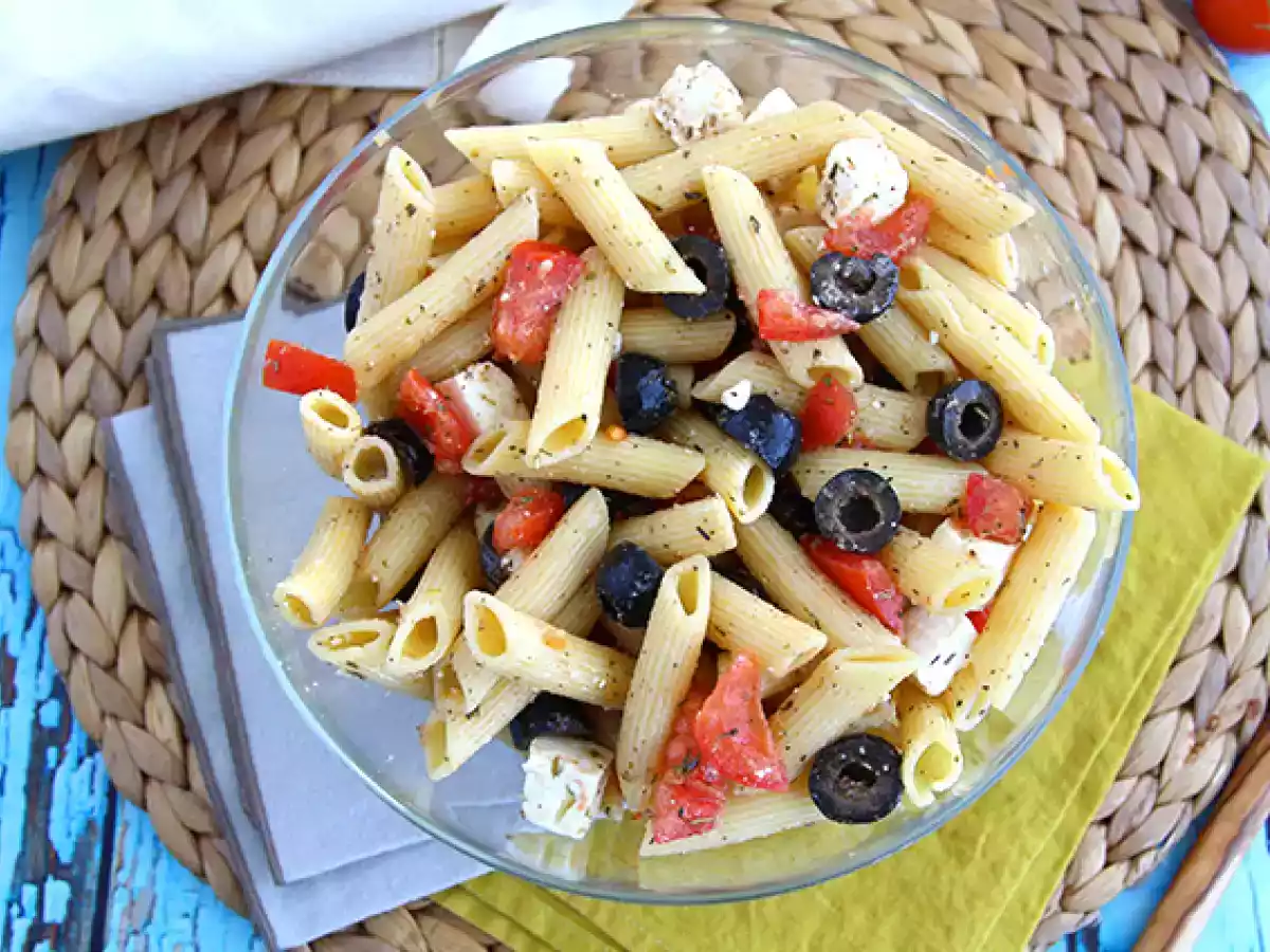 Salada de macarrão (tomate, feta e azeitonas) - foto 3