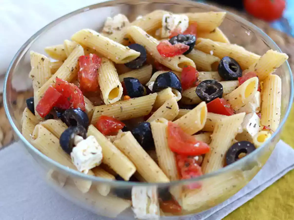 Salada de macarrão (tomate, feta e azeitonas) - foto 4