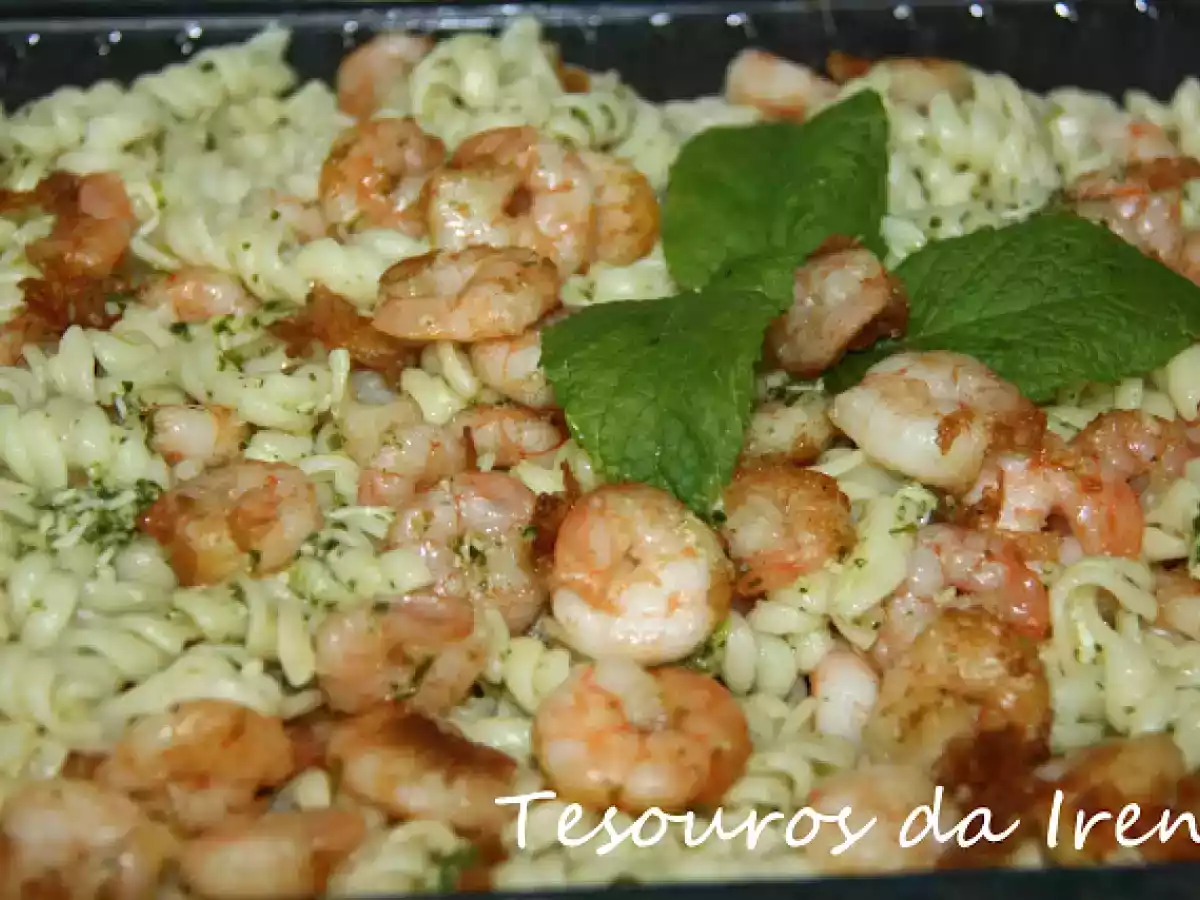 Salada de massa com camarão