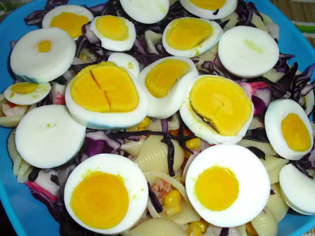 Salada de massa com couve roxa