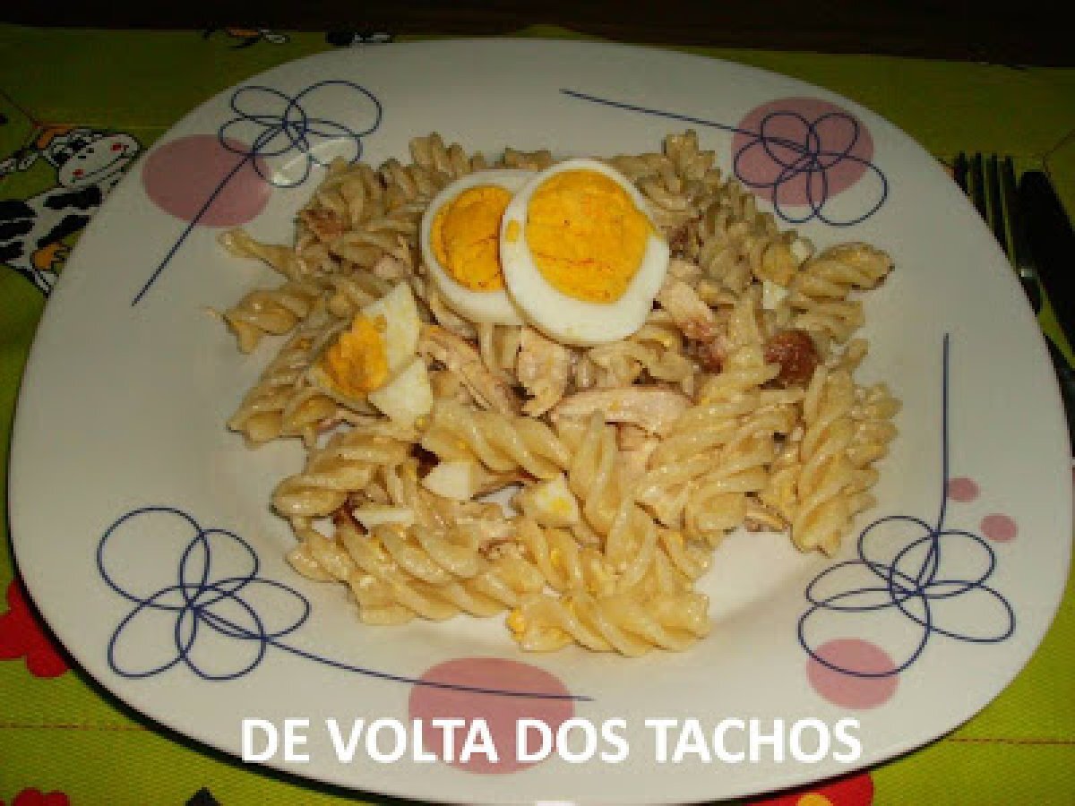 SALADA DE MASSA COM FRANGO