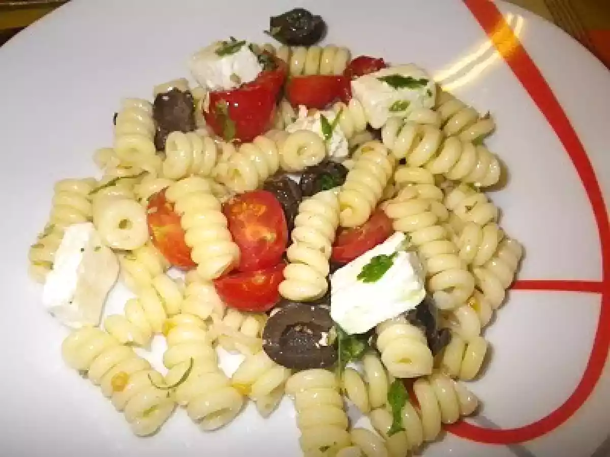Salada de massa e queijo feta