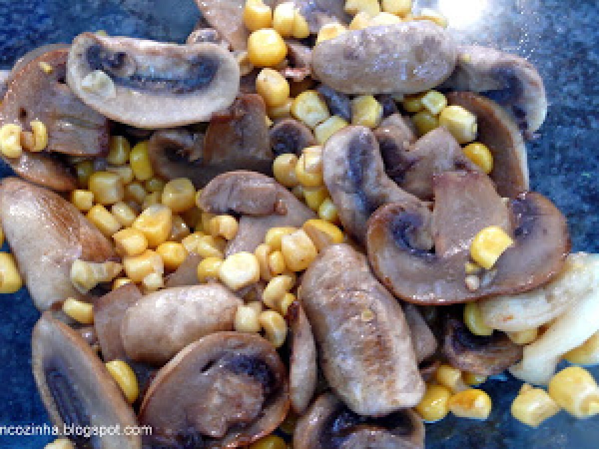 Salada de milho e cogumelos