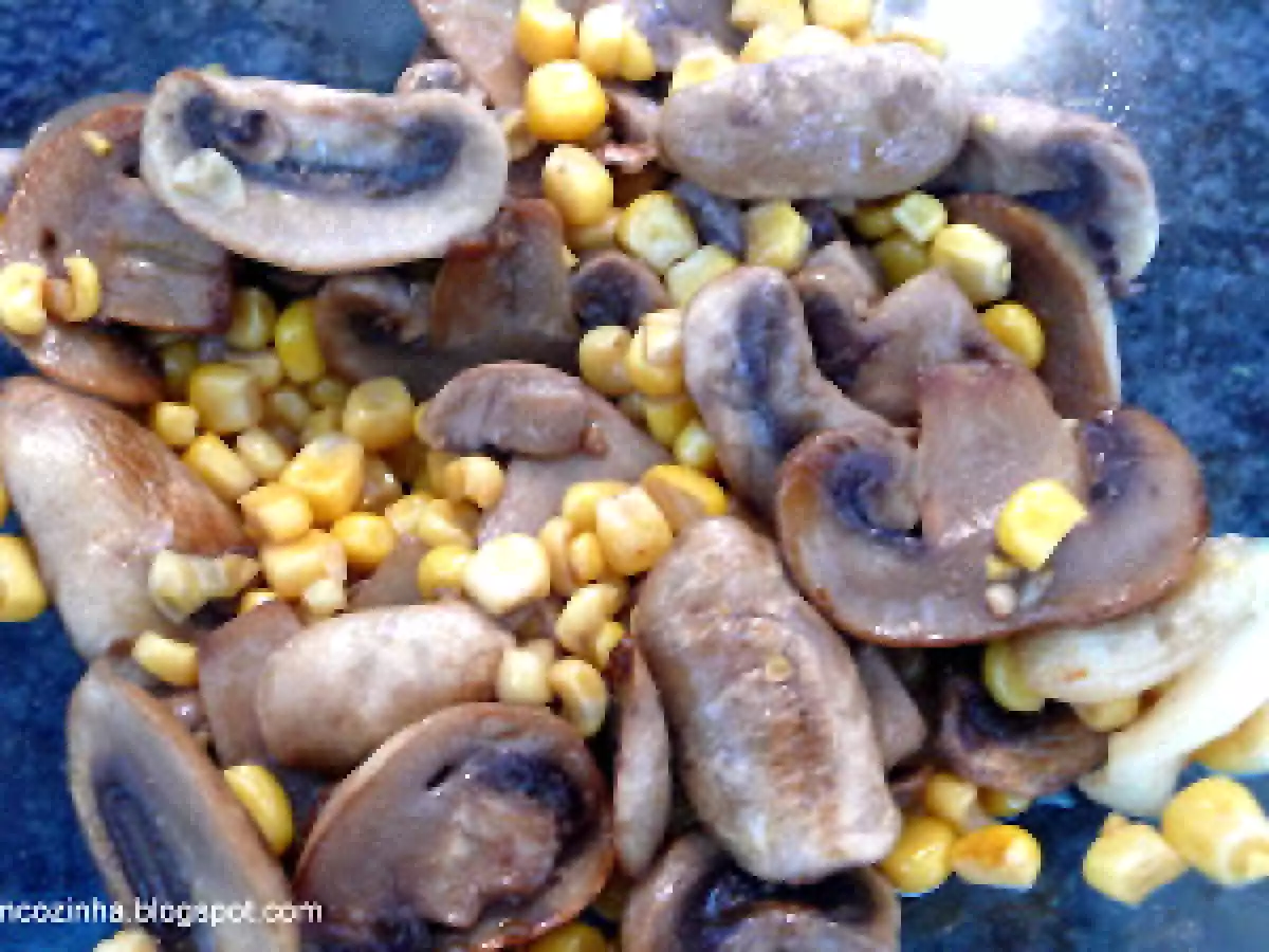 Salada de milho e cogumelos