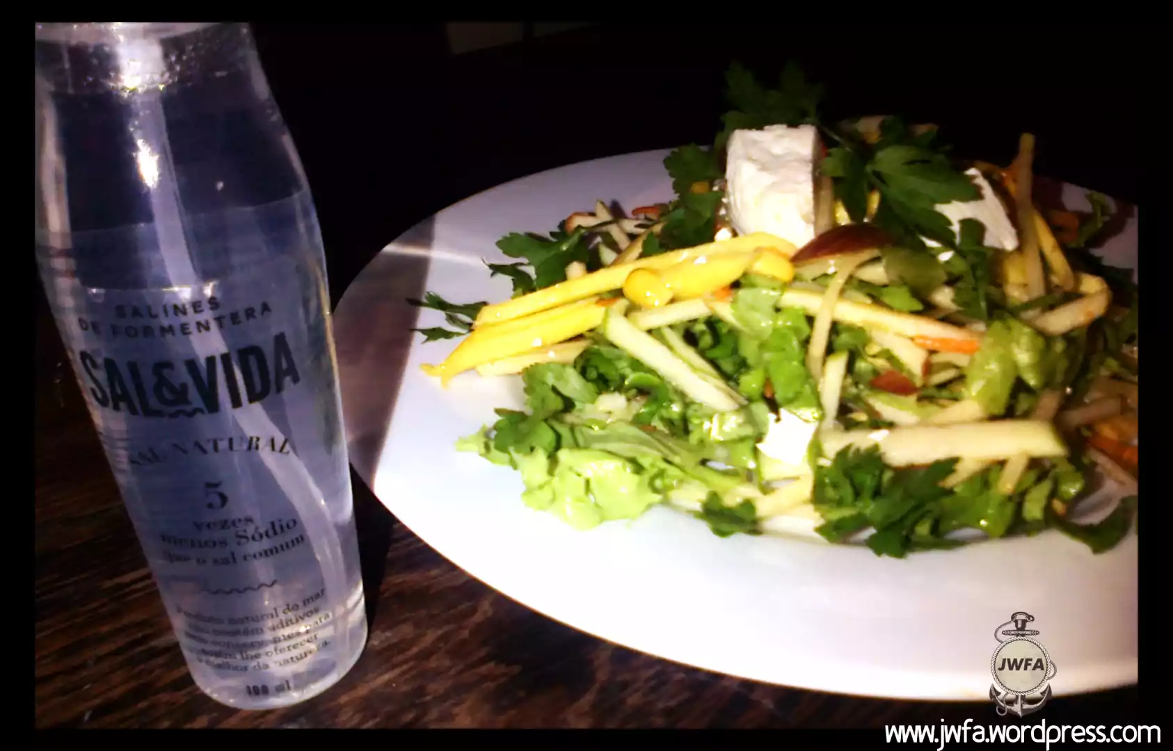 Salada de milho, manga e queijo fresco