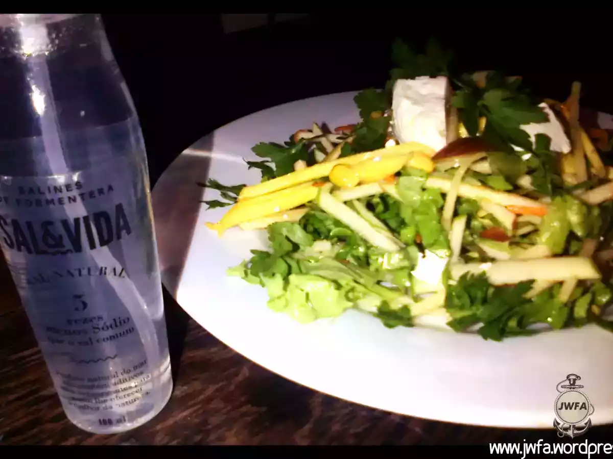 Salada de milho, manga e queijo fresco