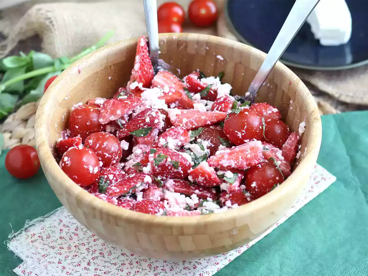 Salada de morango, tomate, queijo feta e manjericão