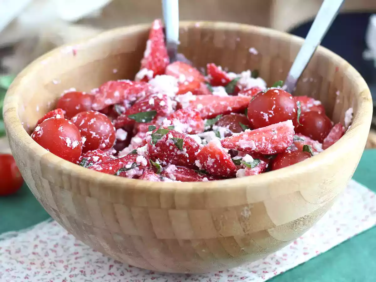 Salada de morango, tomate, queijo feta e manjericão - foto 2