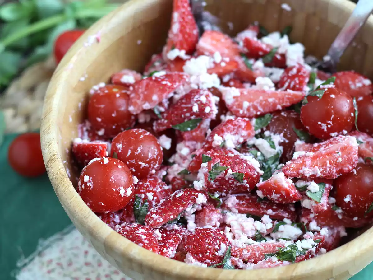 Salada de morango, tomate, queijo feta e manjericão - foto 3