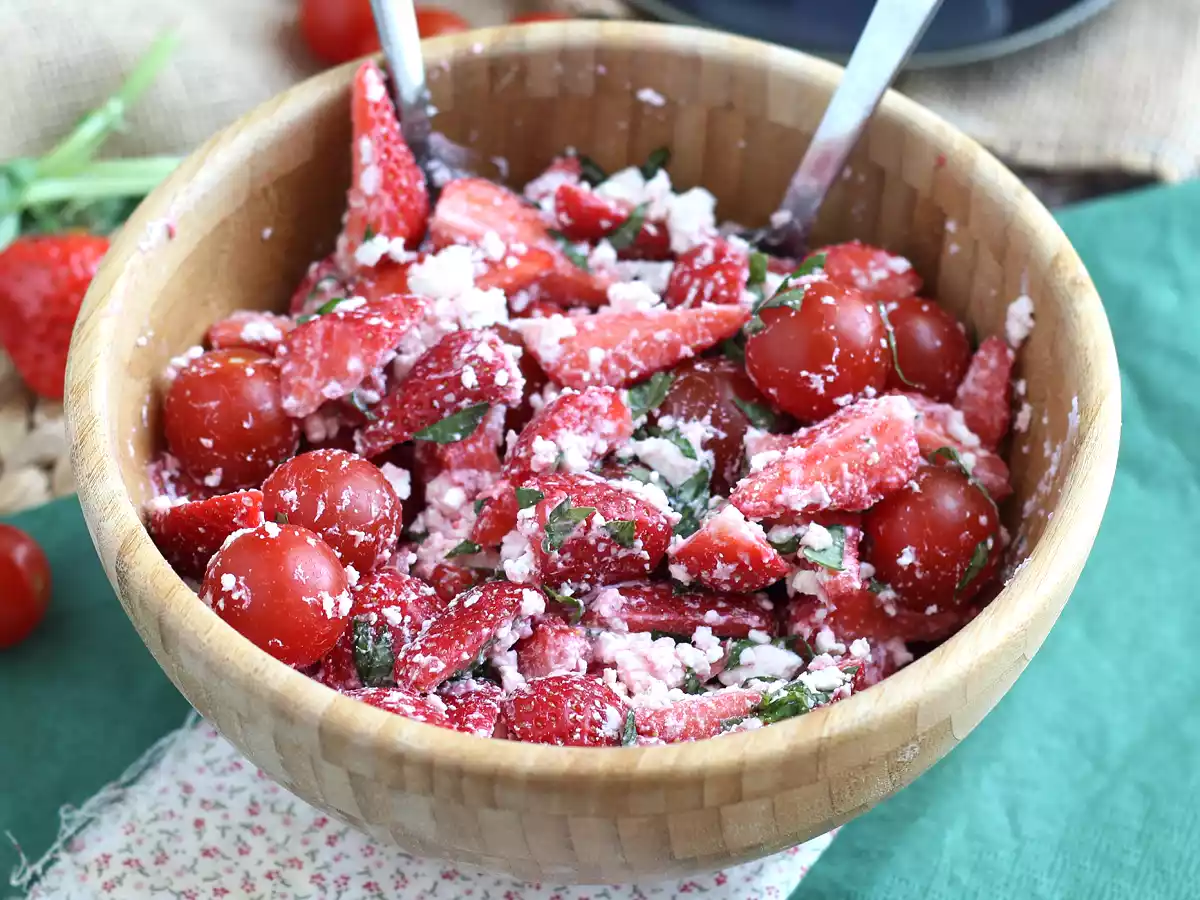 Salada de morango, tomate, queijo feta e manjericão - foto 4