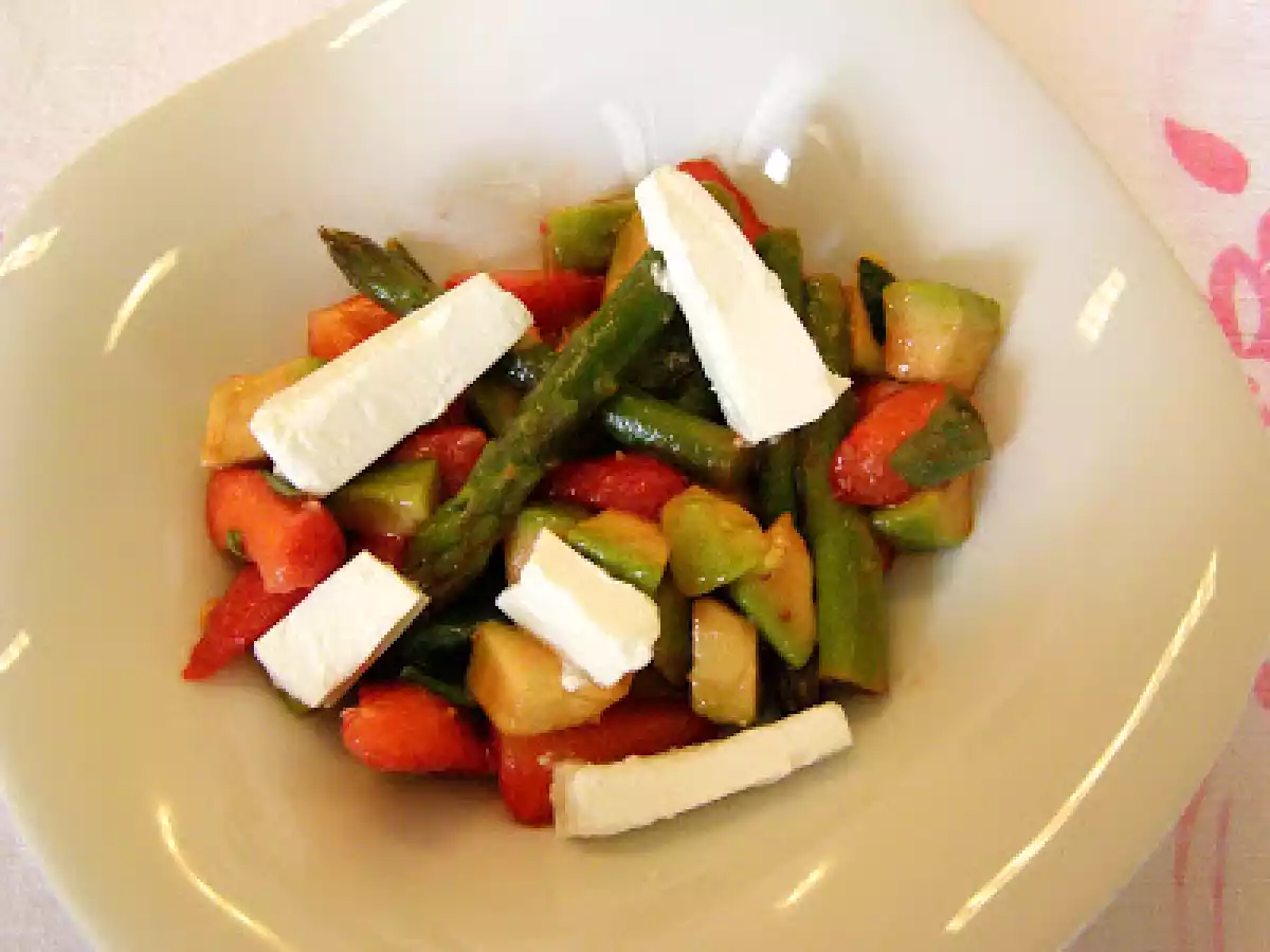 Salada de morangos, aspargos e abacate