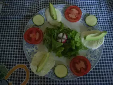Salada de mozzarella e abacate.