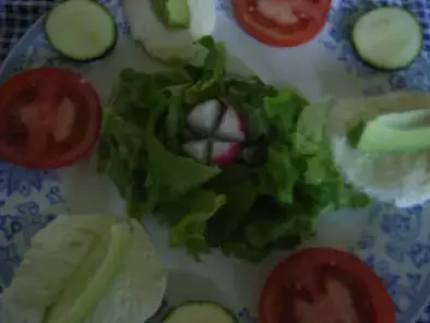 Salada de mozzarella e abacate. - foto 2