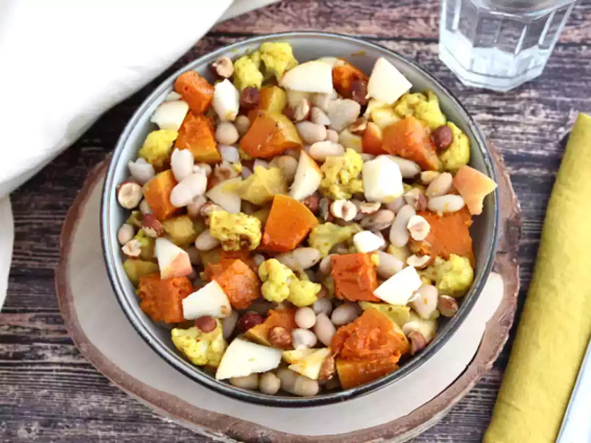 Salada de outono: feijão branco, abóbora, couve flor, maçã e nozes.