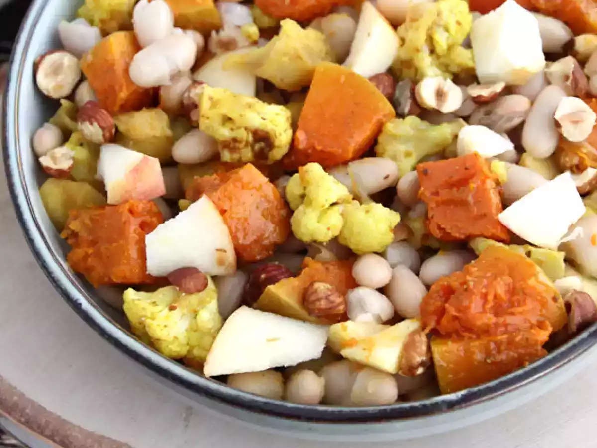Salada de outono: feijão branco, abóbora, couve flor, maçã e nozes. - foto 2