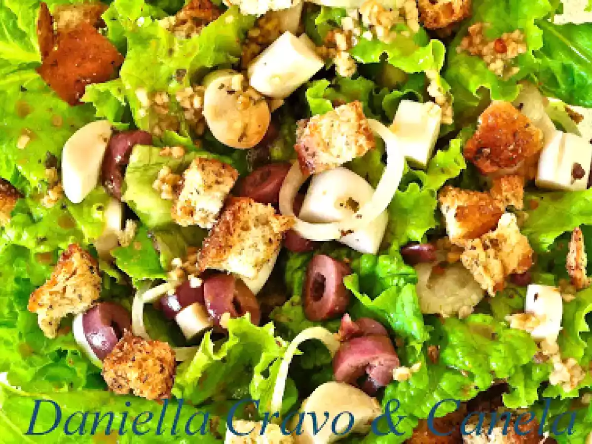 Salada de palmito, azeitonas pretas e croutons