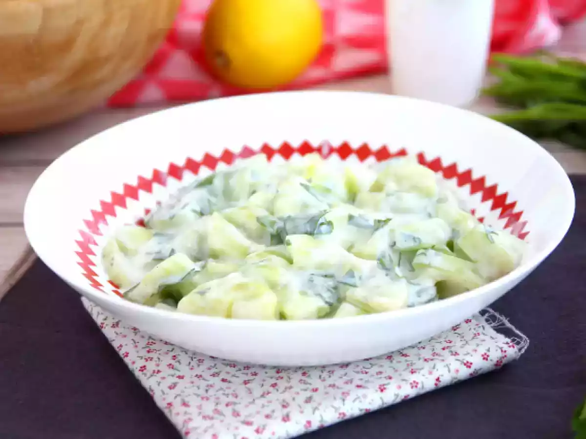 Salada de pepino com molho de iogurte