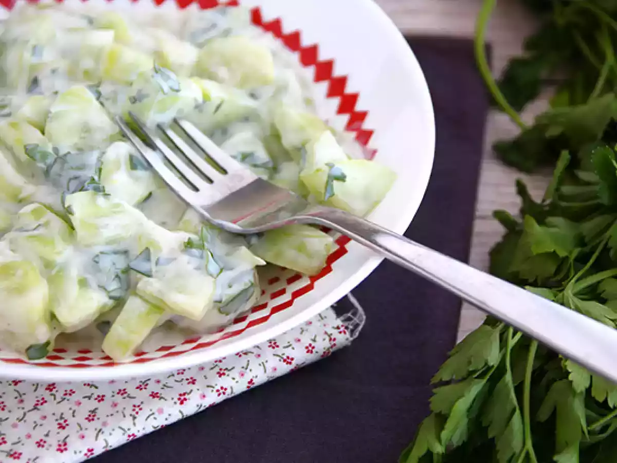 Salada de pepino com molho de iogurte - foto 2
