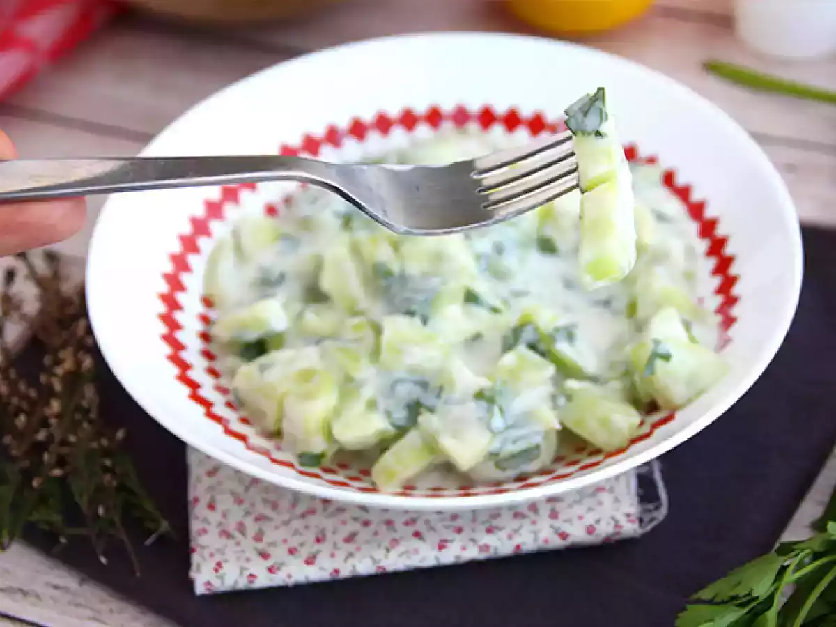 Salada de pepino com molho de iogurte - foto 4