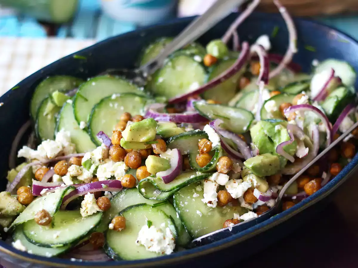 Salada de pepino, grão de bico, abacate e queijo feta - foto 2