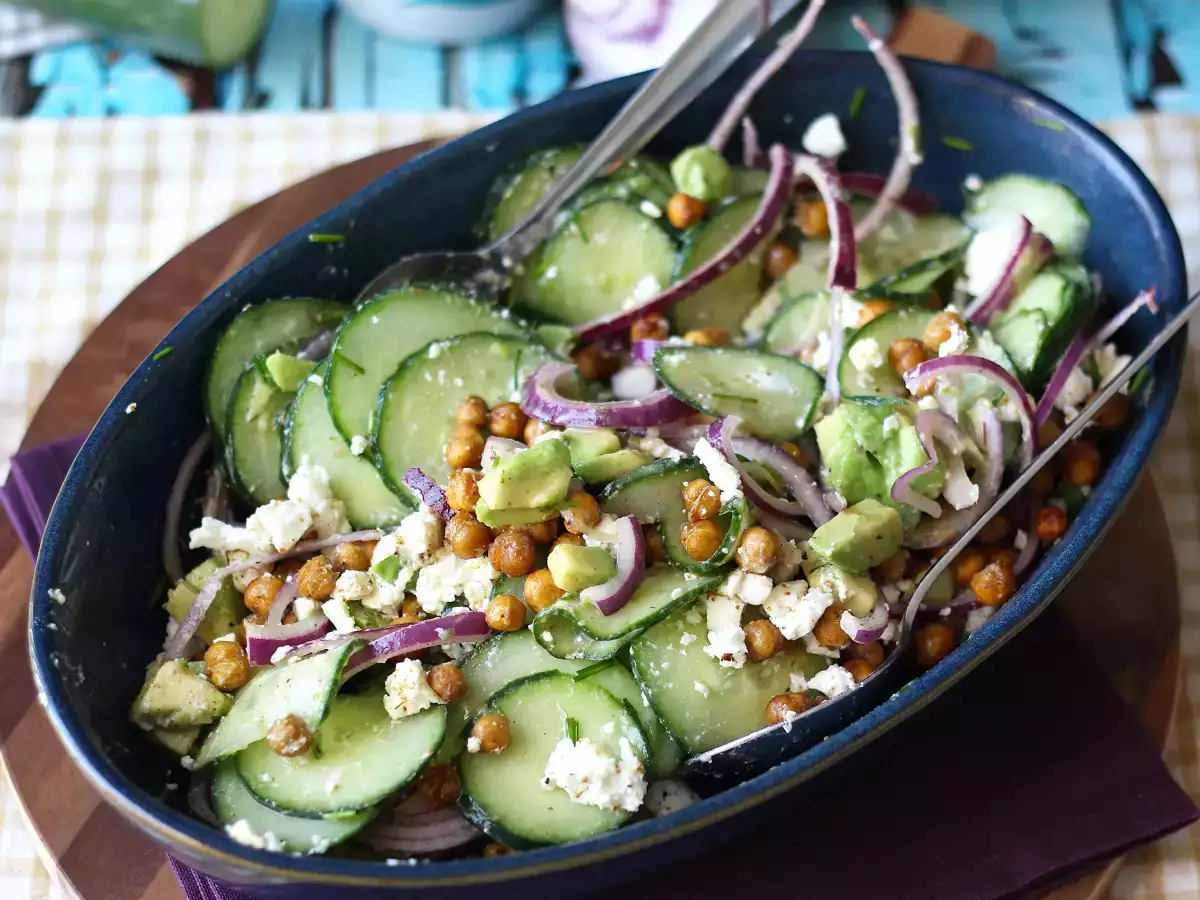 Salada de pepino, grão de bico, abacate e queijo feta - foto 4