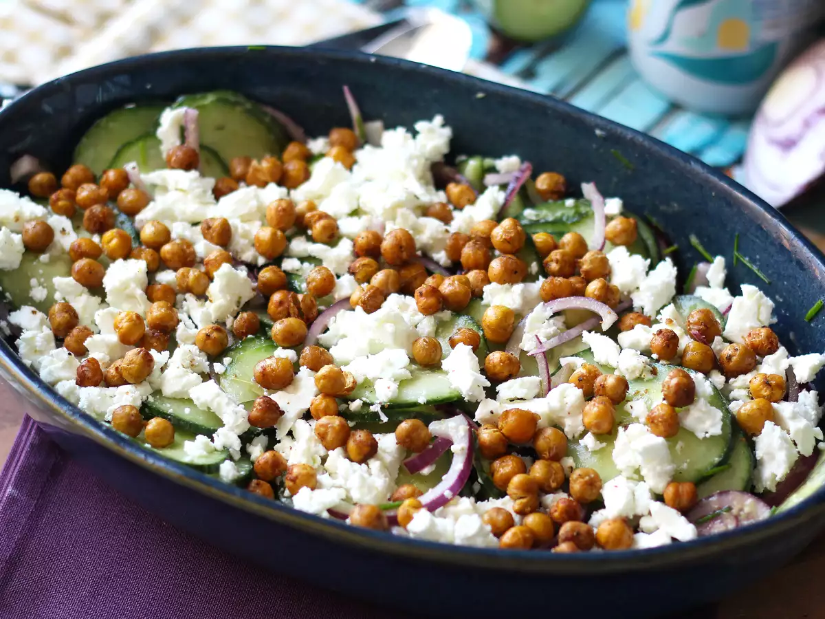 Salada de pepino, grão de bico, abacate e queijo feta - foto 5