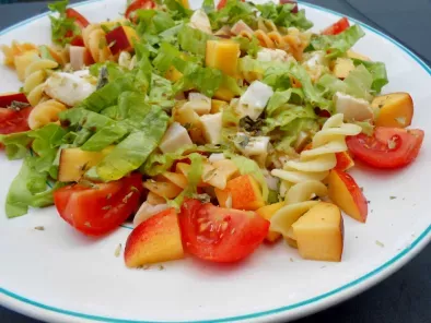 Salada de perú, mozarela e tomate cereja