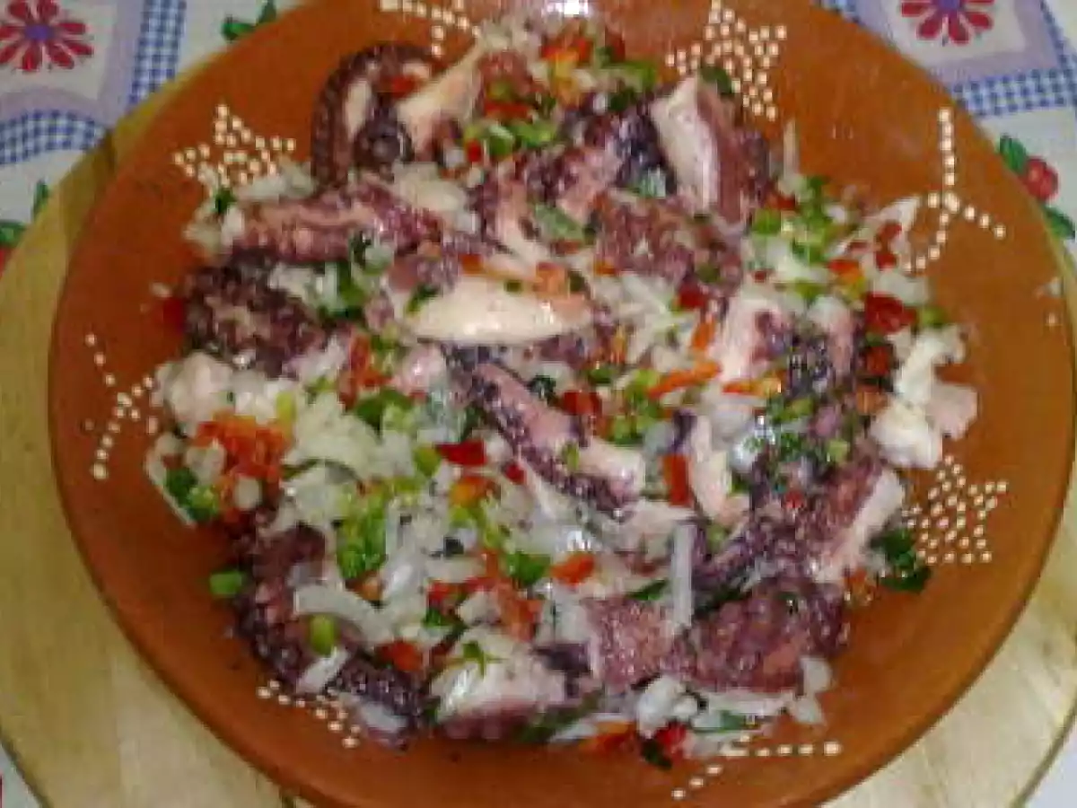 Salada de polvo tradicional: fresca, leve e fácil de preparar