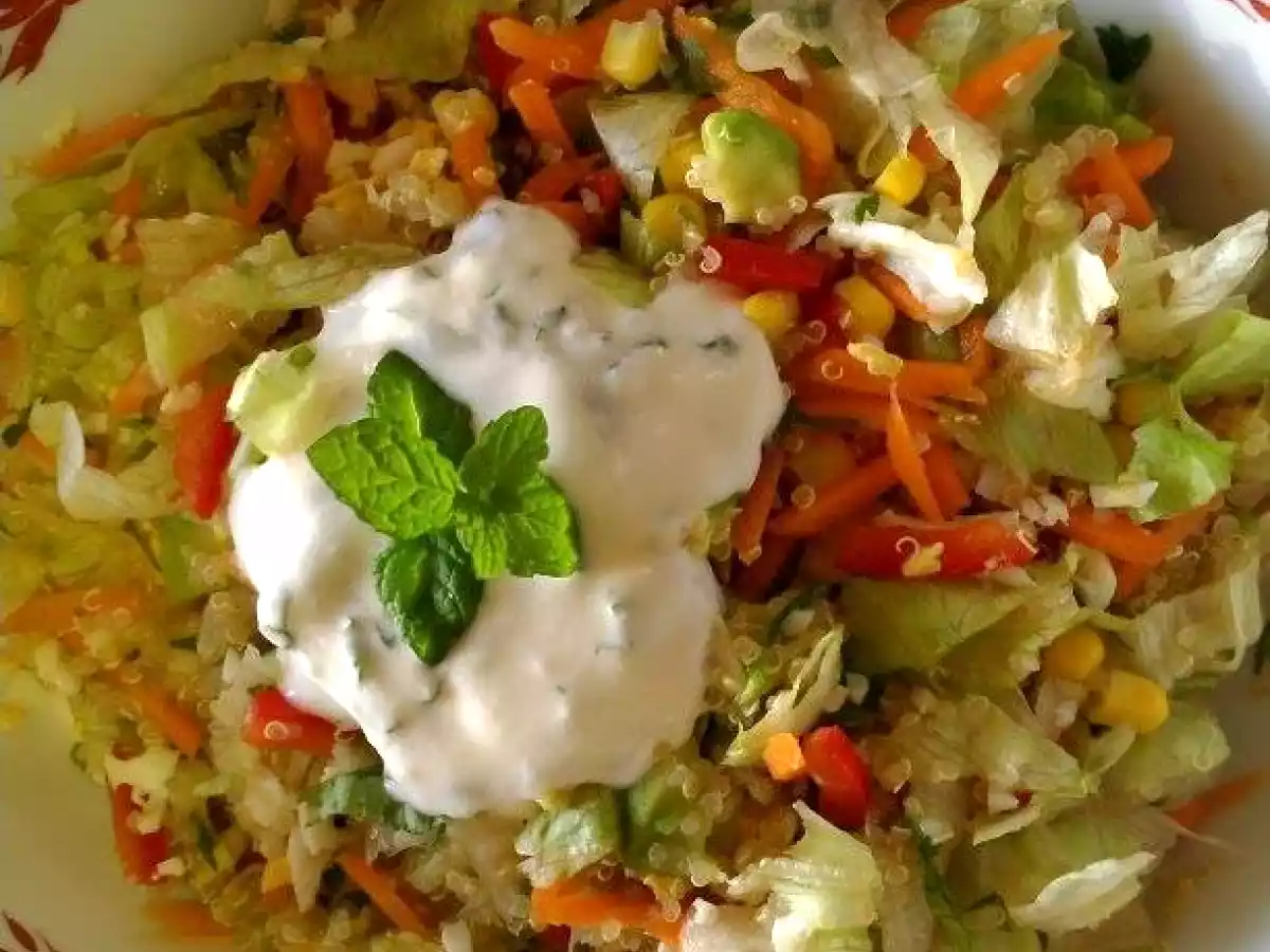 Salada de Quinoa com Molho de Iogurte e Hortelã