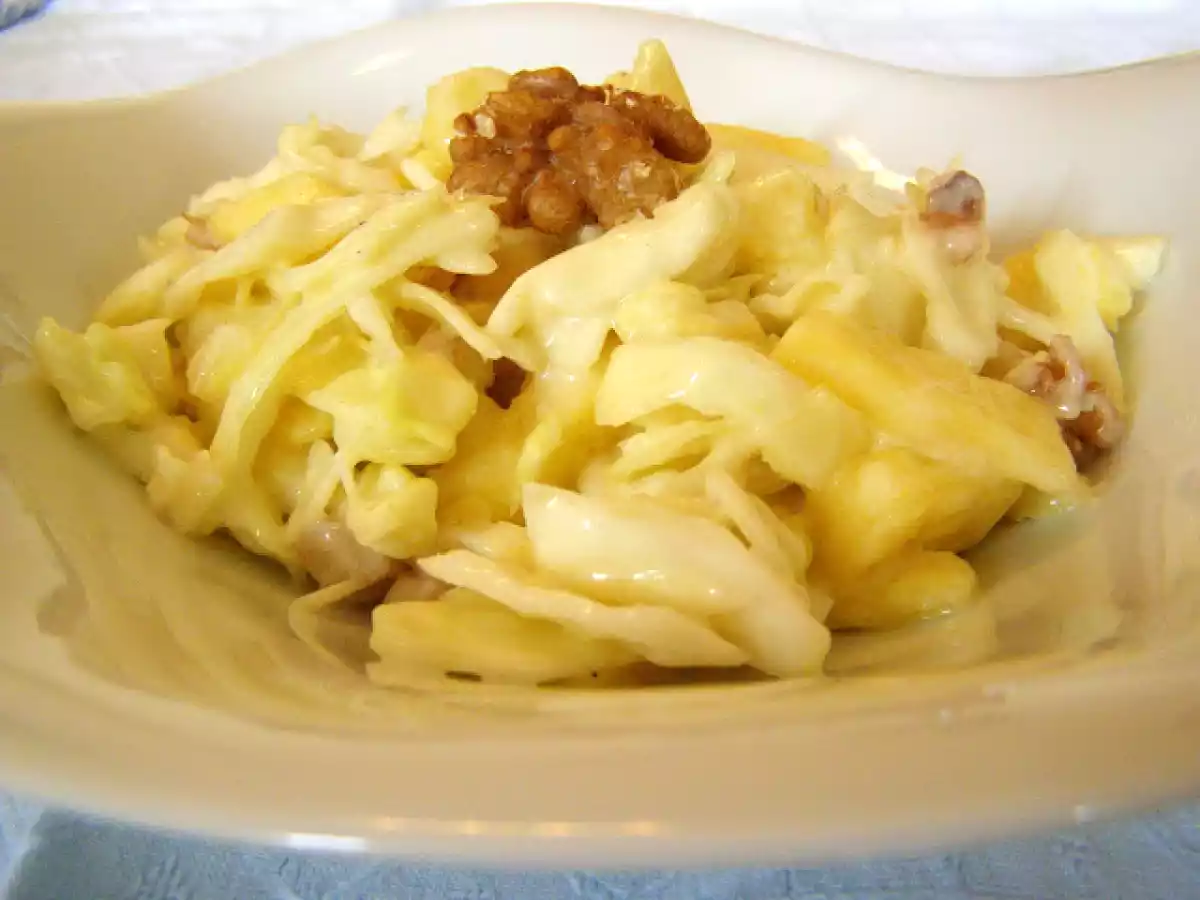 Salada de repolho com abacaxi e nozes