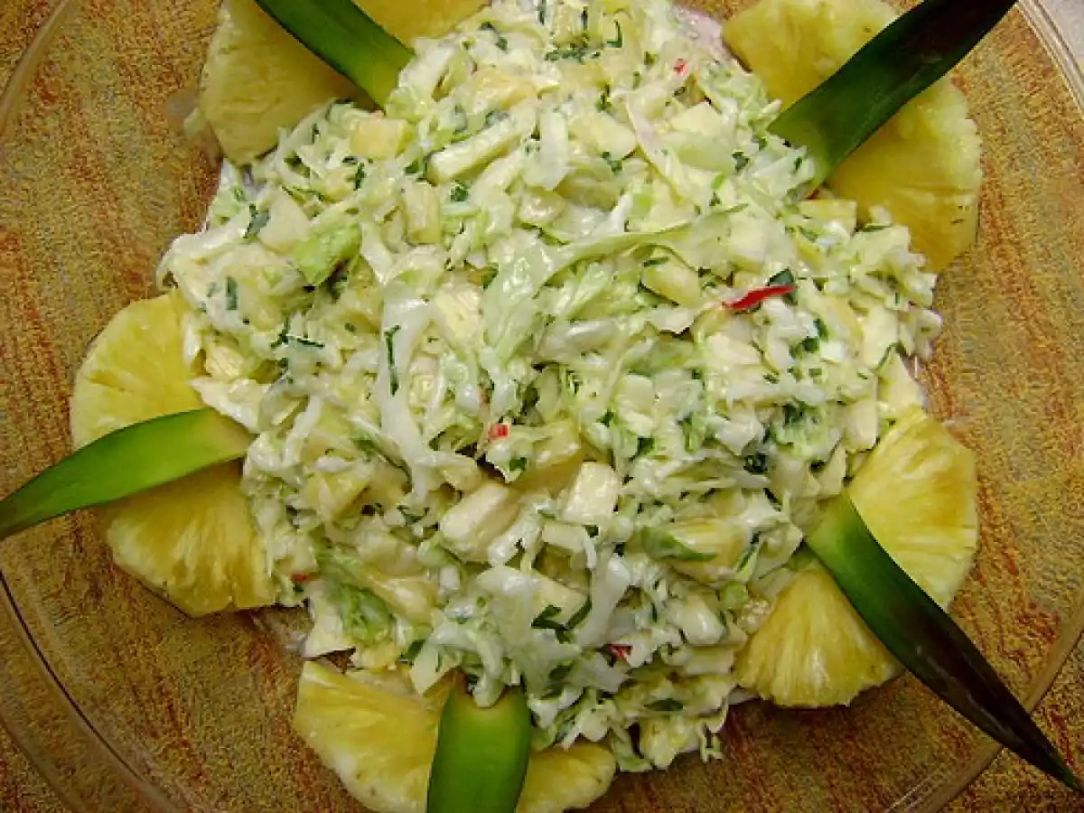 SALADA DE REPOLHO E ABACAXI