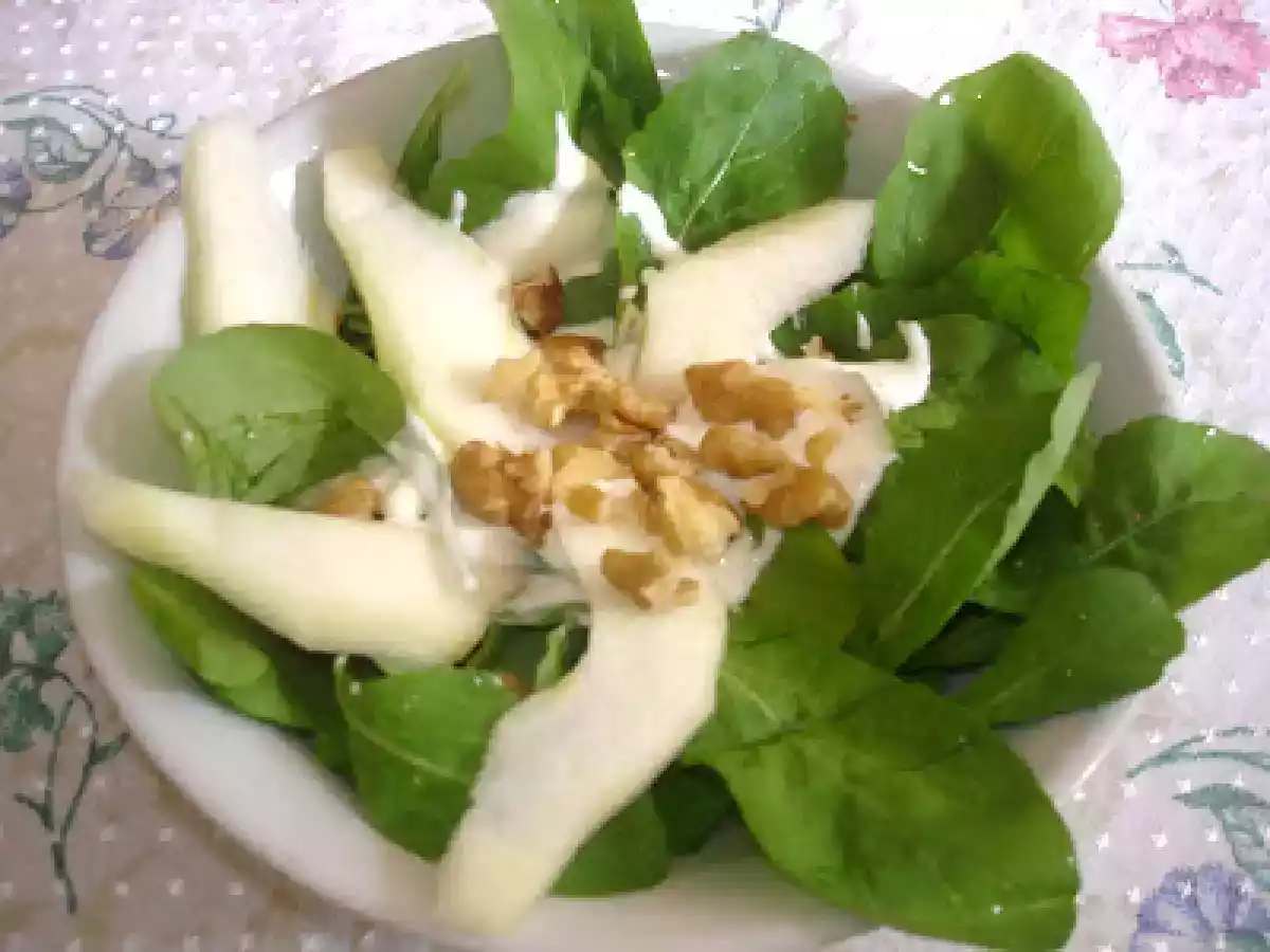 Salada de rúcula com pera, nozes e iogurte