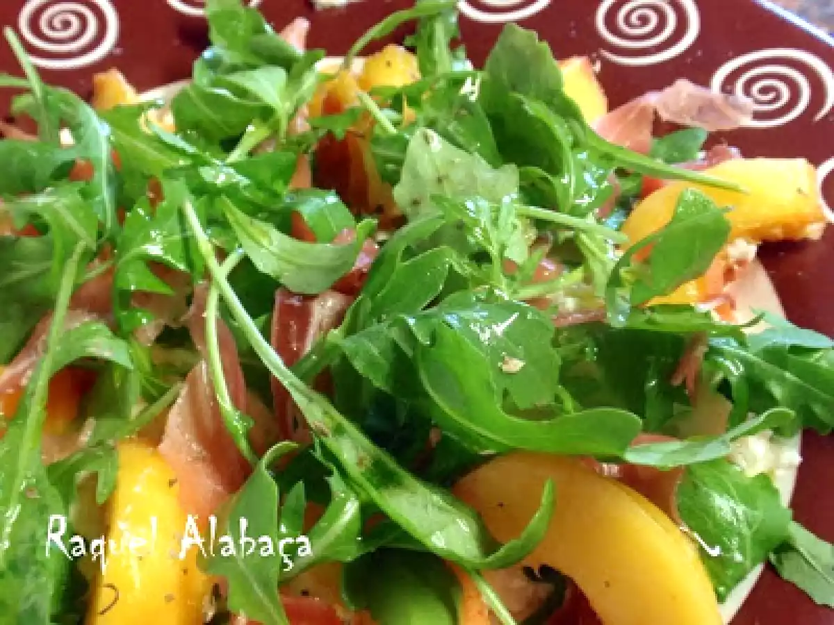 Salada de Rúcula com pêssego, mozzarella e presunto