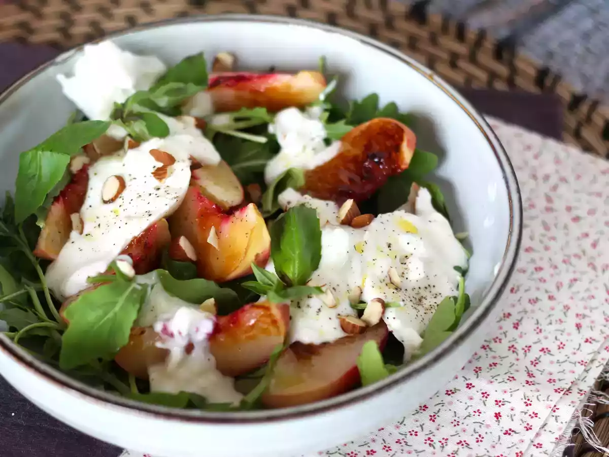 Salada de rúcula, queijo e pêssego assado