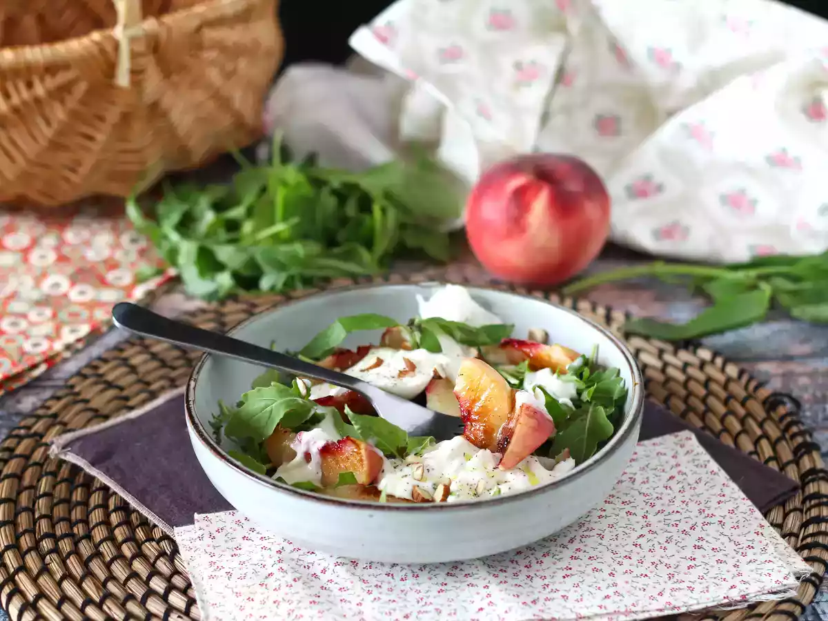 Salada de rúcula, queijo e pêssego assado - foto 3