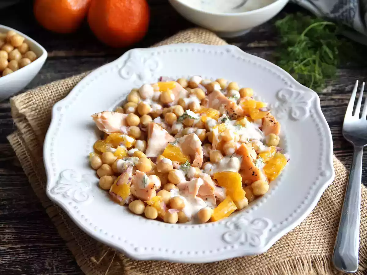 Salada de salmão, grão de bico e laranja